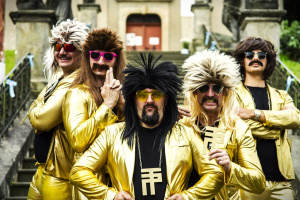 Kráska šokuje vesnici. Klip severočeských TOXIC PEOPLE servíruje pikantní příběh plný tance