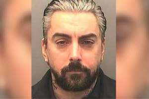 Pedofil z LOSTPROPHETS byl ve vězení surově pobodán