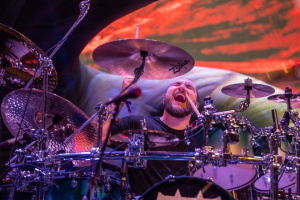 Fanoušci TRIVIUM se zlobí, že z živého videa vystřihli bývalého bubeníka Alexe Benta