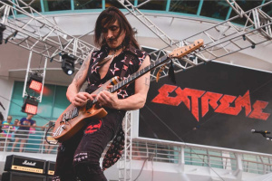 Nuno Bettencourt (EXTREME) vytáhl na pódium svého kytarového hrdinu