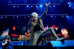 „Pokud si někdo natáčí koncert na mobil, laskavě ho pošlete tam, kde ani slunce nesvítí,“ vzkazuje manažer IRON MAIDEN