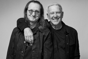 RUSH se vrací na koncertní pódia, uctít památku Neila Pearta jim pomůže německá bubenice