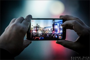 ANKETA: Skoro třetina lidí kouká na koncert skrz mobilní telefon. Co vy?