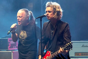 Bruce Dickinson a zpěvák GREEN DAY Billie Joe Armstrong si společně střihli Bowieho klasiku