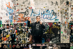 „Vždycky jsem cítil, že je v něm něco víc,“ říká autor biografie o Marku Hoppusovi z BLINK-182.