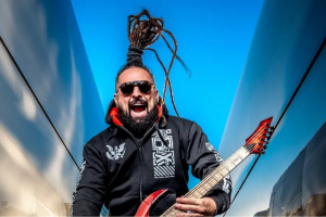 Zoltan Bathory (FIVE FINGER DEATH PUNCH) - rebel v sevření režimu