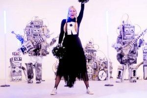 Drahá polovička Roba Zombieho do toho šlápla...a robot Emil bledne závistí