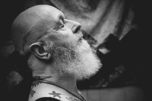 Rob Halford podporuje Ukrajinu, do sbírky věnoval své šperky