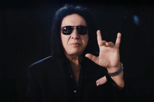 Gene Simmons slaví 77. narozeniny, makeup už si ale bez povolení nandat nemůže