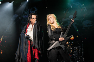 Alice Cooper dorazí do Plzně s novou kytaristkou
