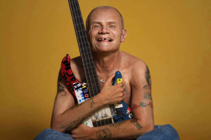 Flea z Red Hotů se na své sólové prvotině vrací k jazzu, pomohli mu s ní i Nick Cave a Thom Yorke