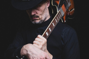 Nový klip POLY NOIR „Stejně ti srazí vaz“: Česká verze temné klasiky s odkazem Johnnyho Cashe a Davida Lynche