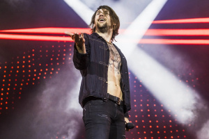 Zpěvák BEARTOOTH Caleb Shomo oznámil coming out, dlouholetá manželka ho podpořila
