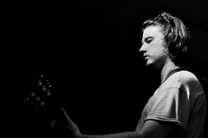 Jack Moore, syn legendárního Garyho Moora, zveřejnil vlastní singl o vztazích mezi rodiči a syny