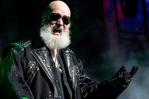Rob Halford z JUDAS PRIEST oslavuje 40 let střízlivosti: „Změnil jsem směr svého života.“
