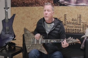 James Hetfield hraje na dřevo z garáže – podívejte se na úžasný příběh jeho kytary
