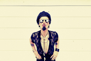 Janny Richter v novém singlu „Dolly“ odkazuje na 80. léta i filmy pro dospělé