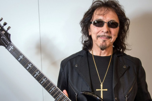 Tony Iommi promluví o své neuvěřitelné kariéře v Birminghamu a podpoří tím mladé hudebníky