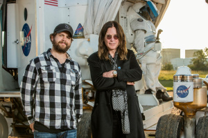 „Sdílejte své vzpomínky na tátu,“ vybízí Jack Osbourne fanoušky na výročí Ozzyho úmrtí 