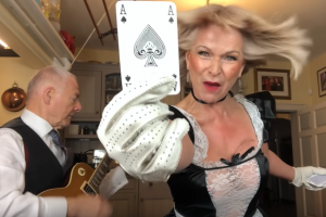 Legendární Robert Fripp hraje bizarní cover "Ace of Spades"
