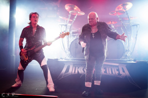 Peter Baltes (U.D.O., DIRKSCHNEIDER)  má po pádu z pódia zlomená žebra