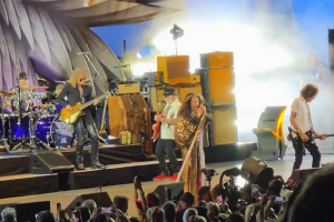 AEROSMITH vstali v Hollywood Bowl z popela a po 6 letech se spojili s bubeníkem Joeym Kramerem!