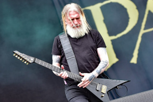Gregor Mackintosh (PARADISE LOST) žije jako poustevník na samotě u lesa 