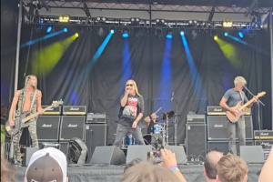 George Lynch odehrál první dva koncerty se svým novým projektem s názvem GEORGE LYNCH & THE MOB 