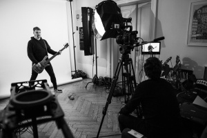 Videoklip kapely RADOSTA s Danielovou Kolářovou v hlavní roli podporuje hospicovou péči