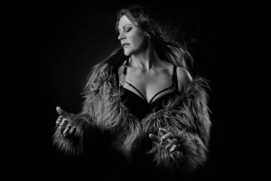 Floor Jansen ohlašuje druhou sólovku, v nečekaně metalovém singlu zpěvačka NIGHTWISH touží po tichu