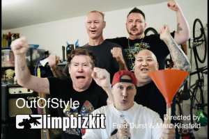 Fred Putin, Wes Biden a DJ Zelenskyj – LIMP BIZKIT natočili nejvtipnější klip roku