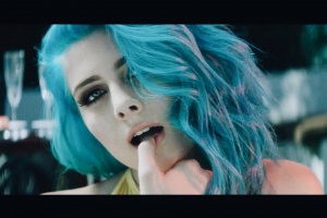 DIAMANTE: Letní 80s rock’n’roll s modrovlasou hřívou