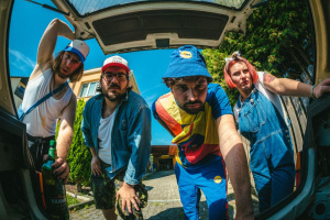 Něžné milování s nejhorší kapelou na světě: PONDĚLNÍCI křtí nové album pro debily v hlavním městě