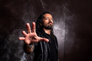 Ronnie Romero upevní svoji pozici sólového zpěváka druhým albem