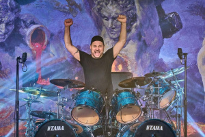 „Pořád mi z toho alba běhá mráz po zádech, když ho poslouchám," říká bubeník Dave Lombardo o 40 let starém klenotu SLAYER  „Reign in Blood“