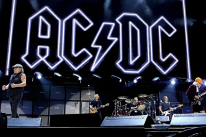 Dave Grohl (FOO FIGHTERS) si dal s AC/DC „Highway to Hell“