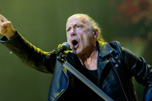  Bruce Dickinson si rýpnul do stárnoucích rockerů: „Když už nedokážou zpívat, nejsou to legendy.“