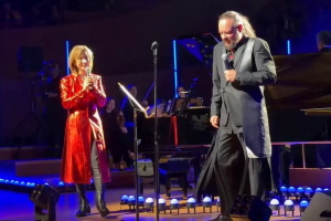 Jonathan Davis se hodil do gala a zazpíval klasiku KORN v symfonickém provedení