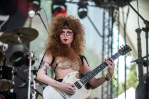 Slyšte jedovaté vábení CASTLE RAT – nový singl vás uštkne jako had!