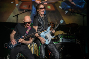 Joe Satriani a Steve Vai zvou ke kytarové volence