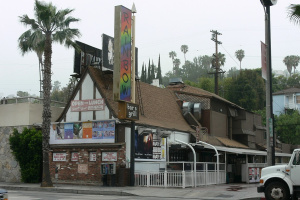 Proslulý Rainbow Bar & Grill v potížích, žalují ho zákaznice