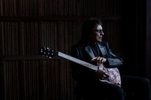 Tony Iommi vzpomíná na nahrávání posledního alba BLACK SABBATH s hvězdným producentem: „Bylo to zvláštní.“
