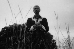 Kytarista AVENGED SEVENFOLD se prezentuje sólově temným country singlem