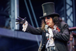 Alice Cooper se vrací do Česka – svoji pekelnou show předvede v Plzni