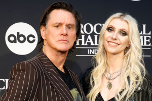 Taylor Momsen z THE PRETTY RECKLESS po dvaceti pěti letech znovu zachraňuje Vánoce