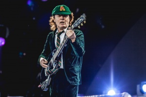 Angus Young vysvětluje, proč AC/DC znějí pořád stejně