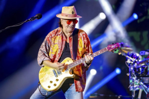 Carlos Santana rozezní v létě 2027 zámek ve Slavkově!