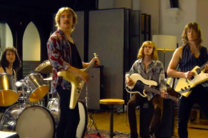Takhle vypadají filmoví SCORPIONS. Rudiho Schenkera ztvárnil Uhtred z Posledního království