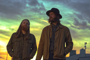 Čtyřmetrové duo vousáčů THE QUEUES vydává desku „Walking Like a Coyote“