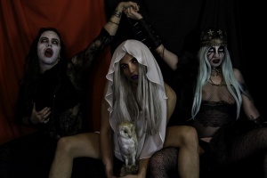 PEOSPHOROS: První Trans LGBTQMN pink metalový muslimský band na světě